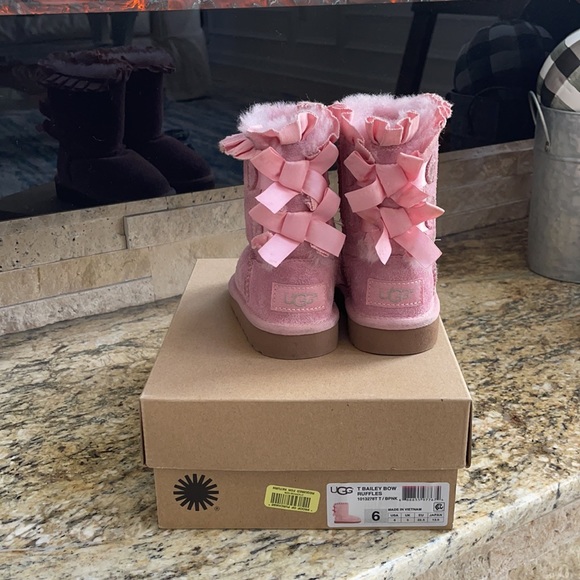 UGG Bailey Bow Ruffles size:6 - Picture 2 of 8